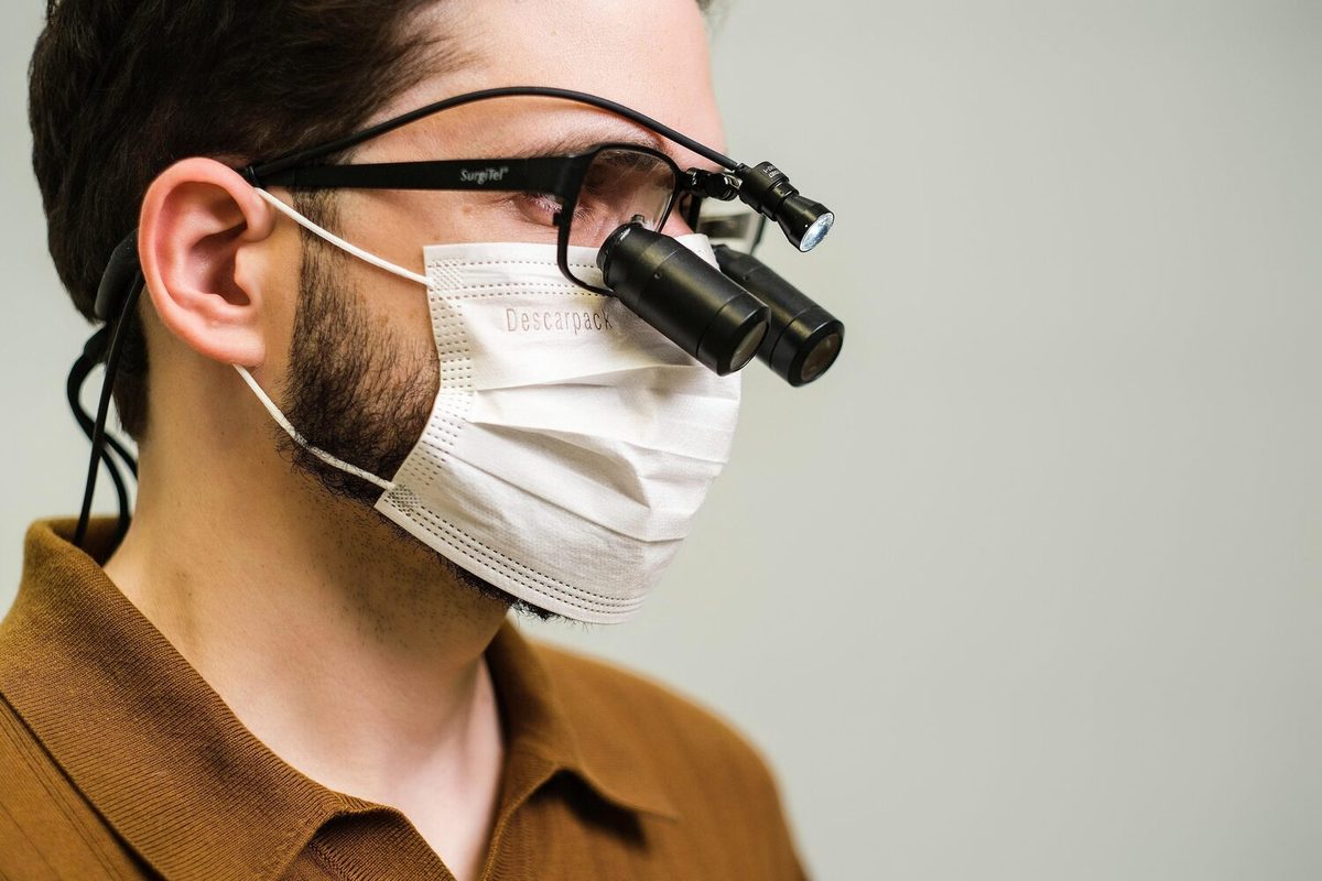 Dr. Caio Formiga com lupas cirúrgicas